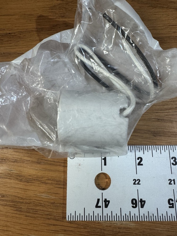 Leviton 70045 Porcelain Keyless Lampholder Socket Medium Base