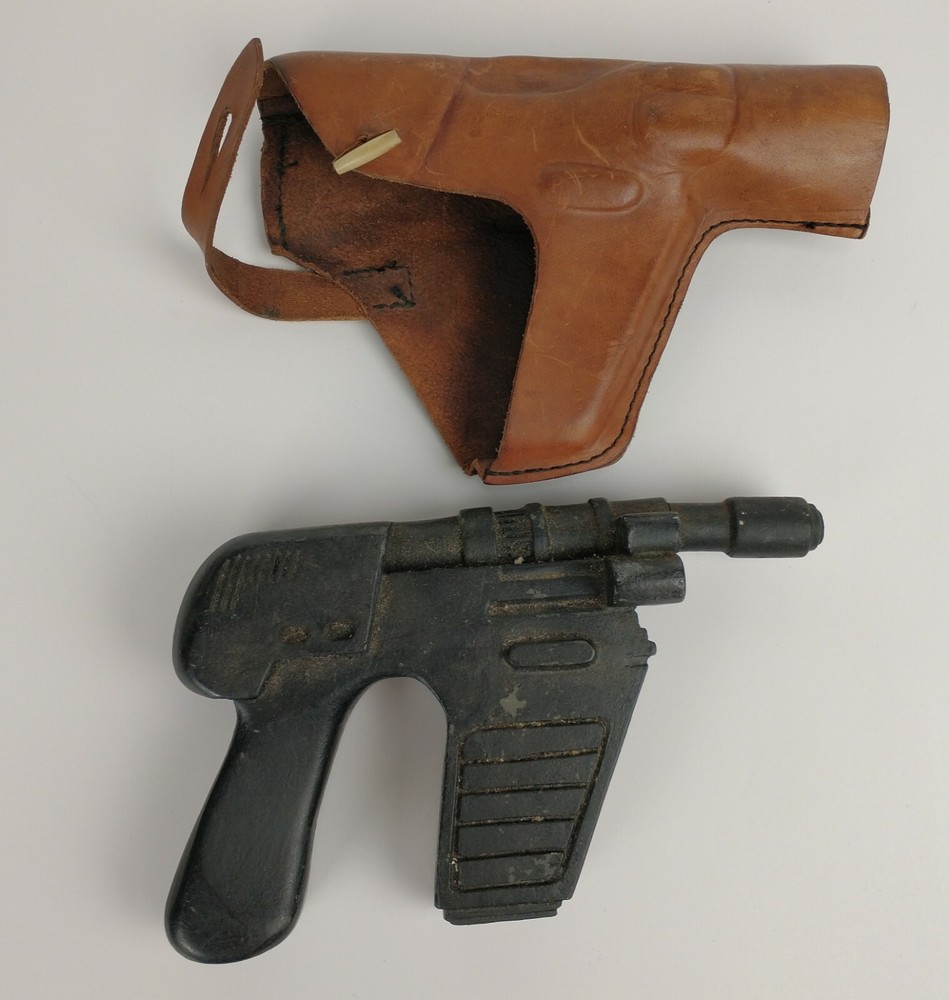 Dune: Fremen Stunt Pistol & Holster