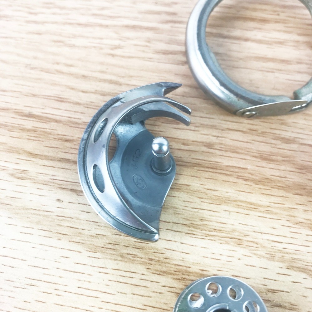 VTG White Model 618B Sewing Machine BOBBIN HOOK CASE ASSEMBLY Part Genuine