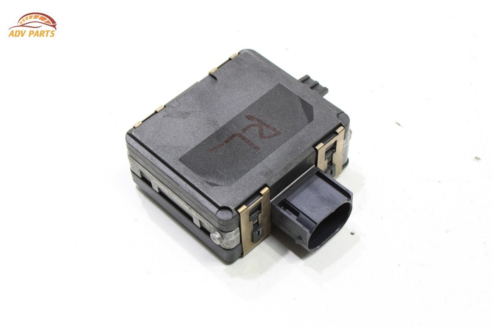 2017 - 2020 BENTLEY BENTAYGA REAR LEFT SIDE BLIND SPOT RADAR SENSOR MODULE OEM