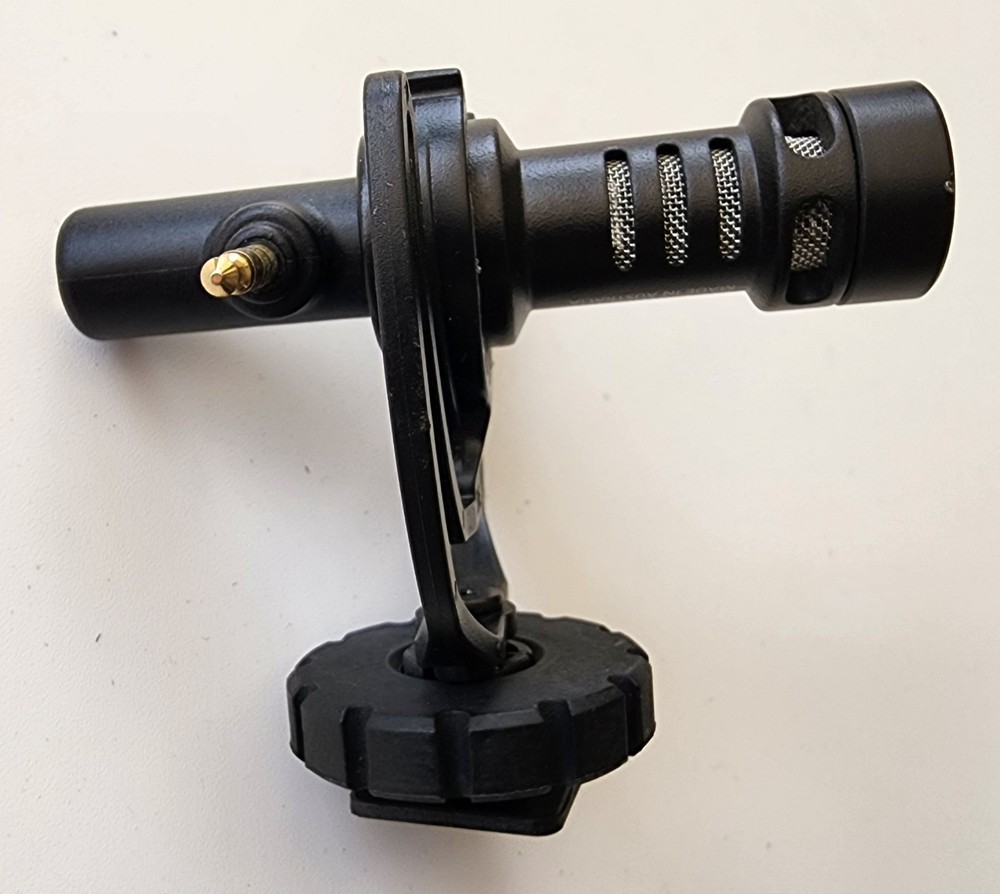 Rode VideoMicro Compact On Camera Microphone include gimble mount quick release