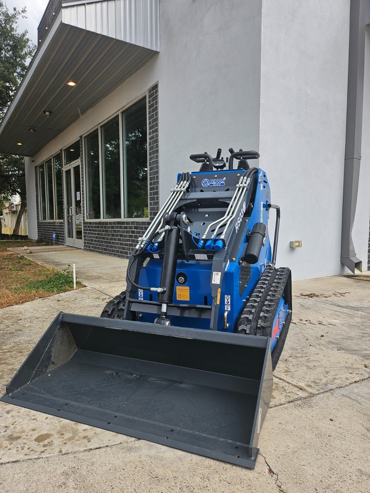 RIPPA RS03 Skid Steer Loader with B&S XR2100 engine