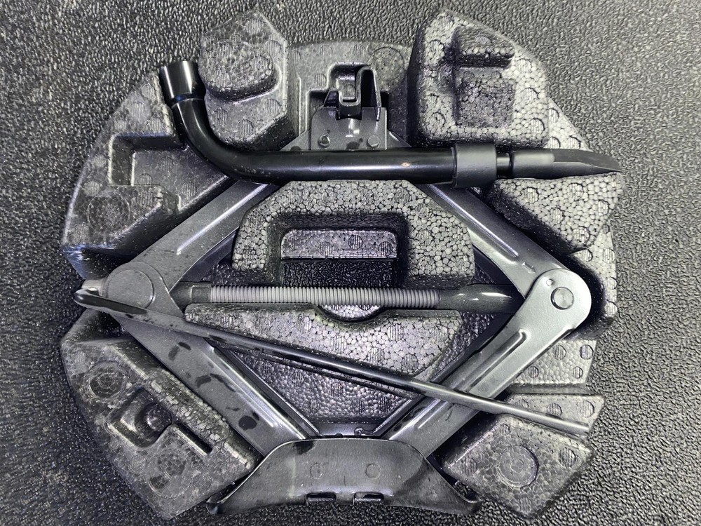 2013 FORD FOCUS JACK AND TOOLS COMPLETE KIT