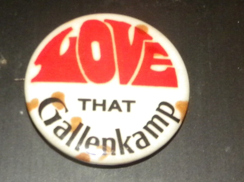 VINTAGE "LOVE THAT GALLENKAMP" BUTTON PIN