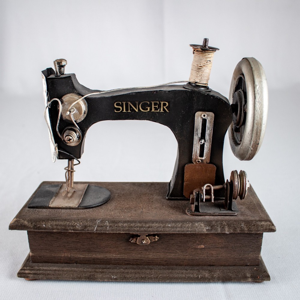 SINGER Sewing Machine Tools Hidden Jewelry Box Decor