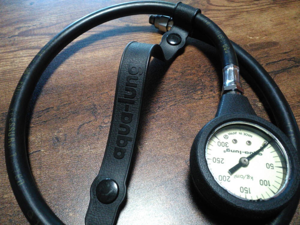 Vintage nihon aqua-lung single gauge.