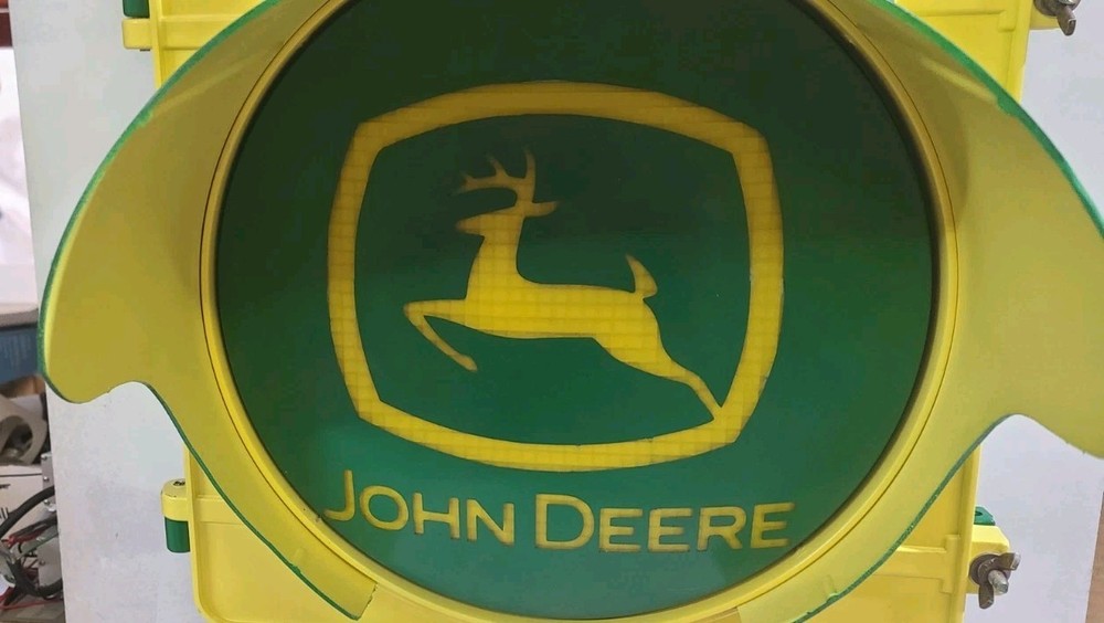 JOHN DEERE 12 INCH SHOP LIGHT