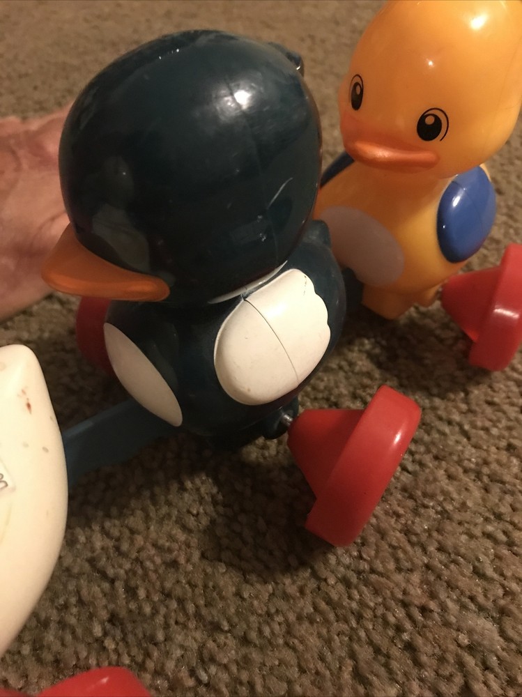 TOMY DUCK AND DUCKLING pull toy
