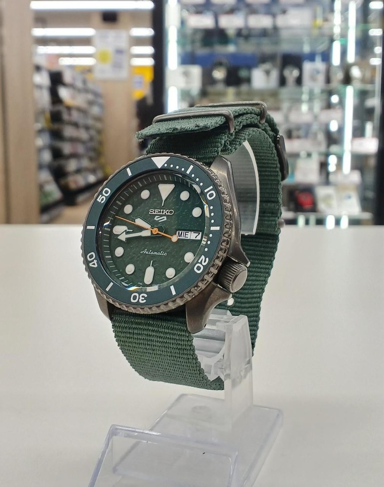 Automatic Wristwatch Model Number 4R36 07G0 SEIKO
