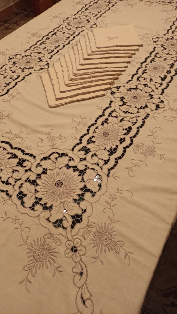 Hand Embroidered Rectangular Tablecloth With Napkins
