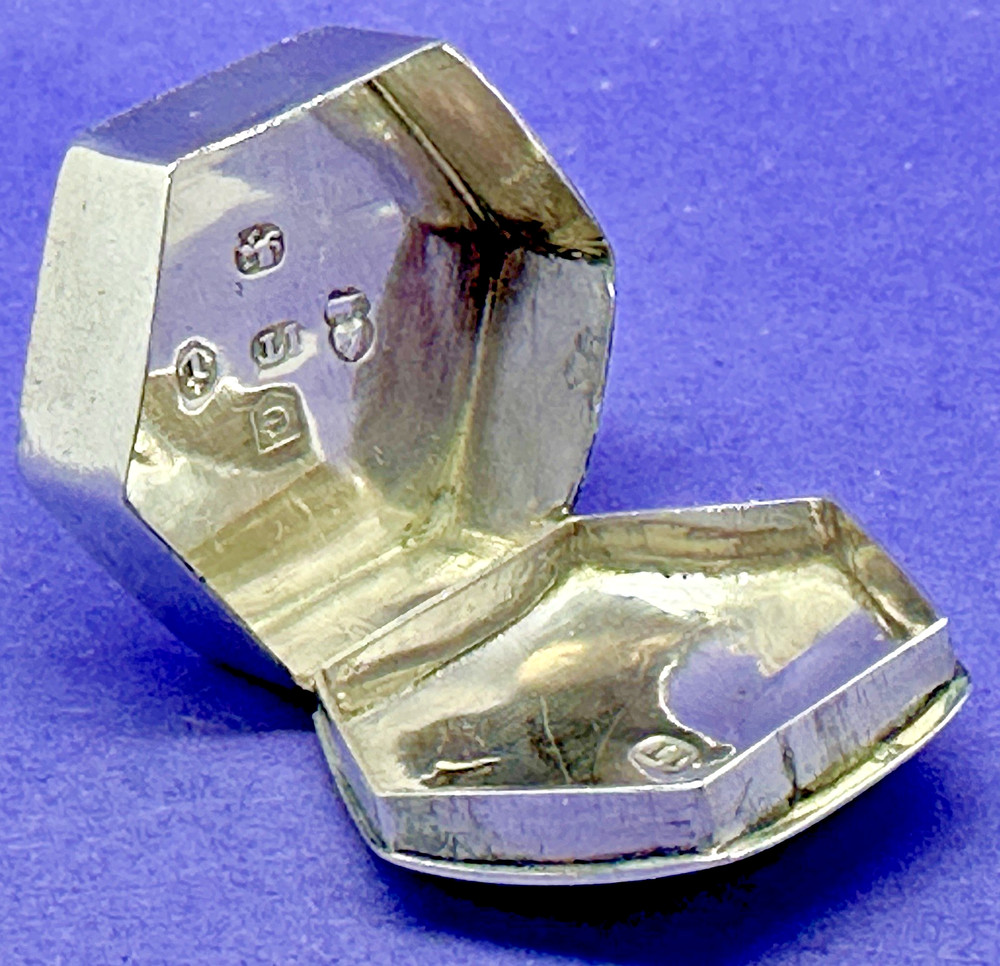 GEORGIAN SOLID SILVER HEXAGONAL HINGED LID PILL BOX BY JOHN TURNER B'HAM 1802