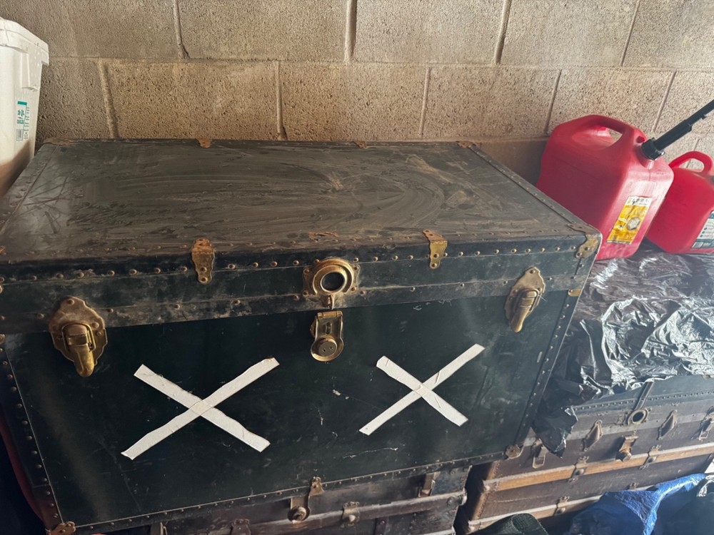steamer trunks vintage