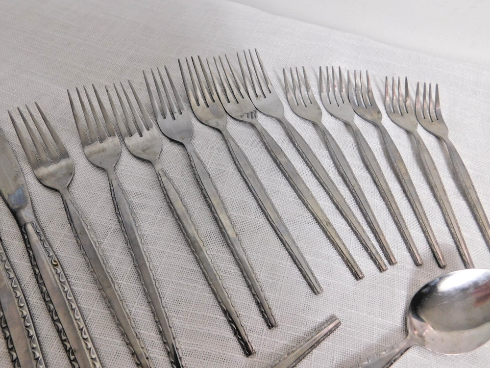 D7 - Rogers Korea by Stanley Robers Stainless Flatware Ensenada 20pc Lot