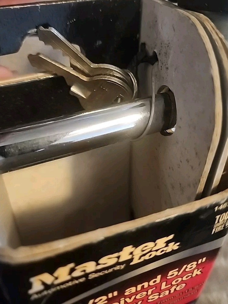 Master Lock 1467DAT RECEIVER LOCK AND KEY SAFE 5/8 Receiver Lock With Safe