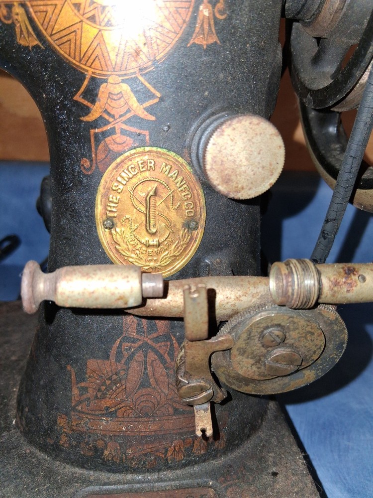 Old Singer Sewing Machine With Box