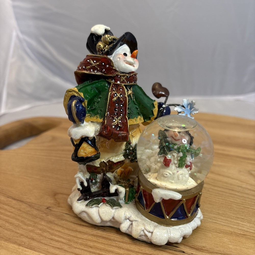 Santa Claus Globe With Snow
