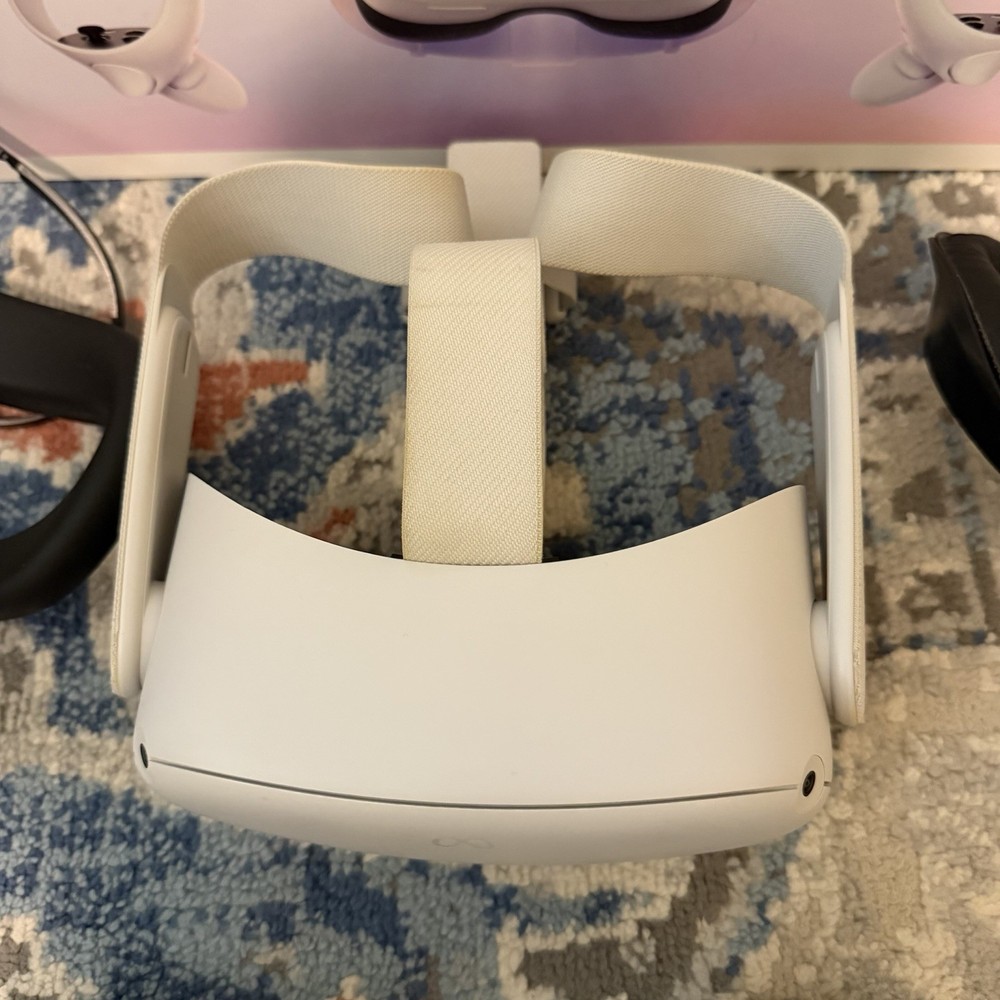 Meta Quest 2 VR Headset 128GB w/ Controllers/Regular Strap/Face Cover- Great