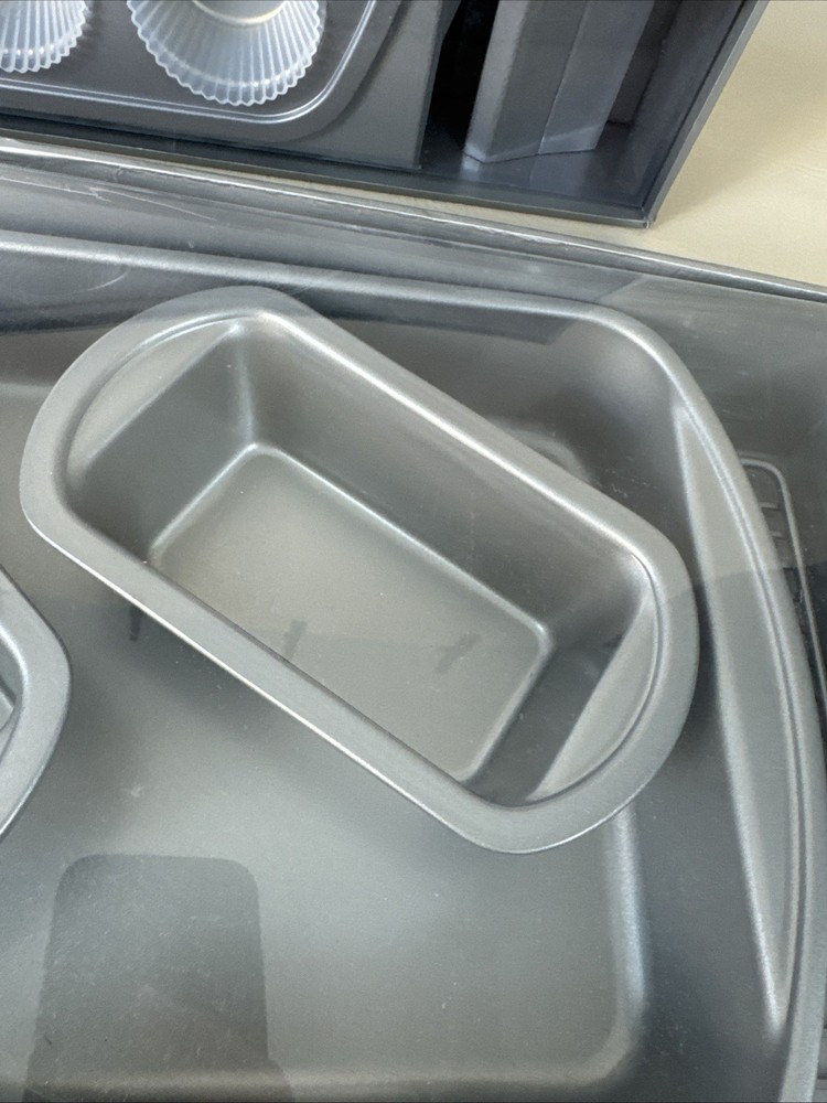 Crate&Barrel Cupcake/Muffin Bakeware Set