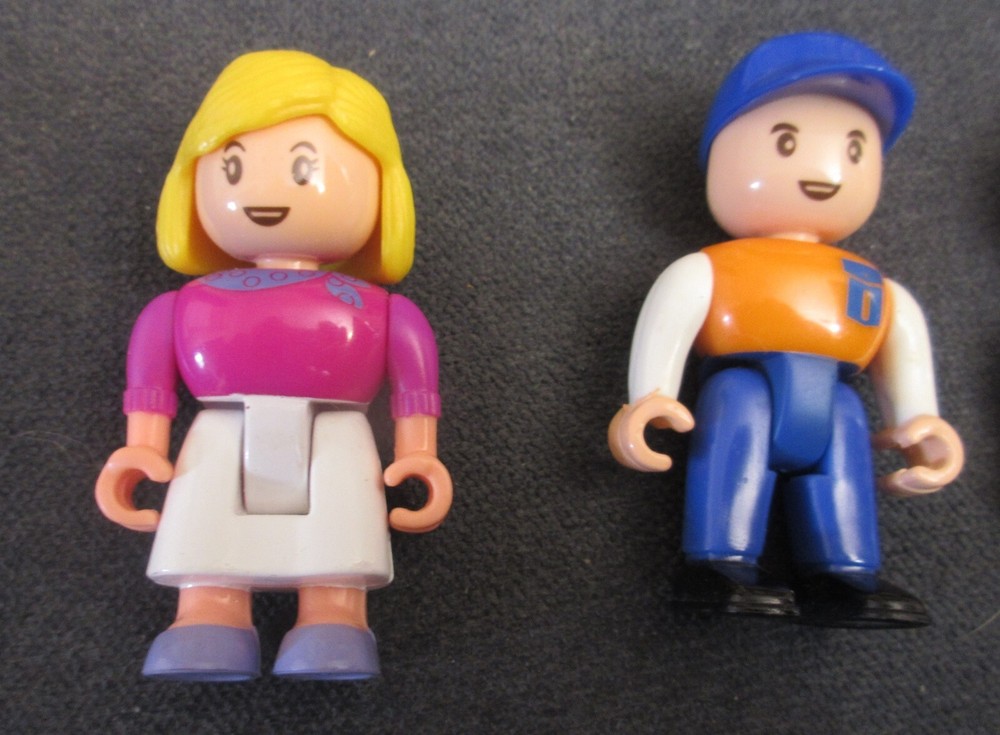 4 Bend at Waist Plastic Miniature Figures (*3 Different)