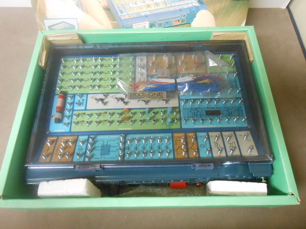 Vintage Science Fair 200 in One Electronic Project Lab - Untested please read