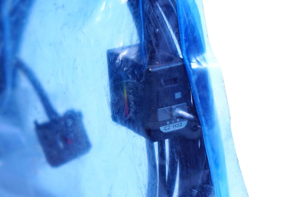 KEYENCE CZ-H32 Reflective Sensor Head Variable Spot New