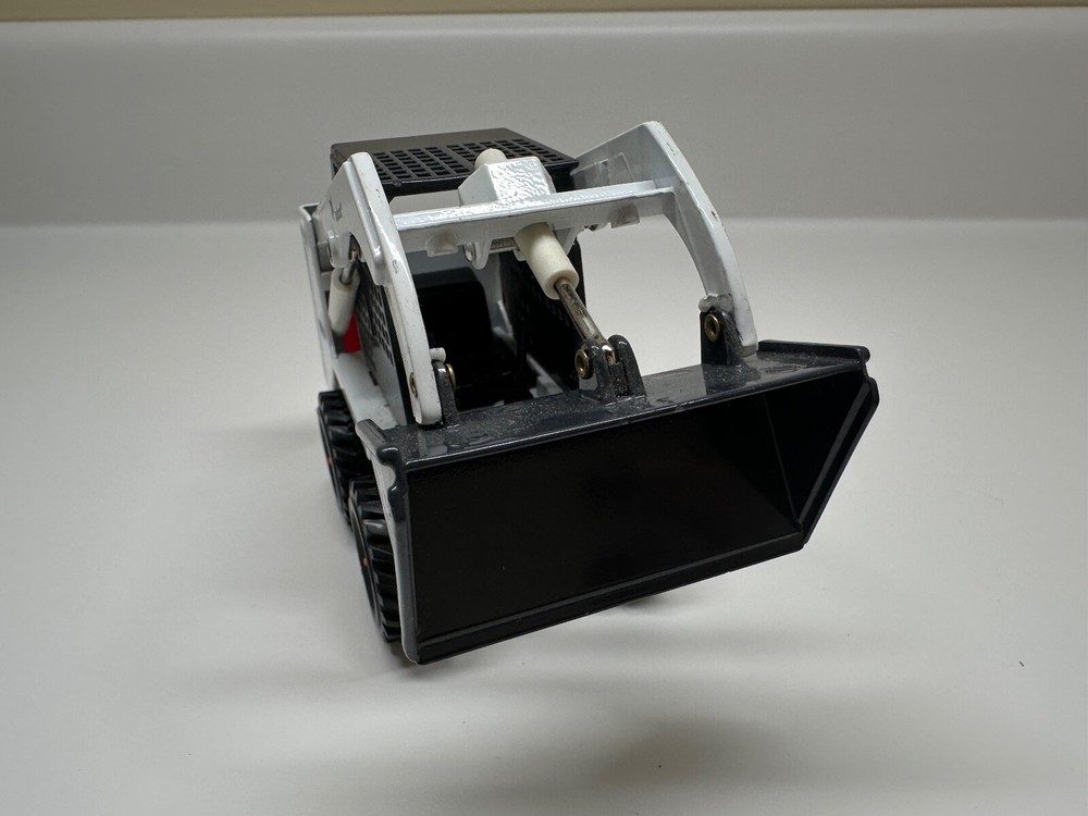Bobcat 743B Skid-Steer Loader Clover 1:19 Scale Model