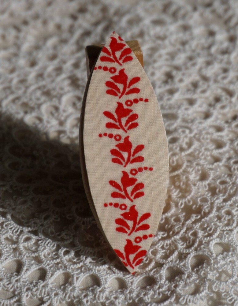Tatting shuttle with with red Hungarian pattern 3"