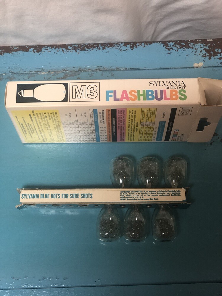 M3 Sylvania Blue Dot Flashbulbs Container Containing 6 Bulbs
