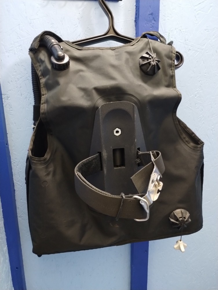 Brand New Medium Scuba Pro BCD for diving.
