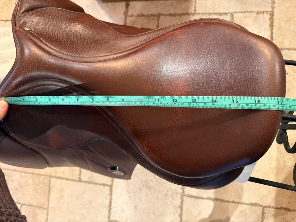 Bates elevation jumping saddle