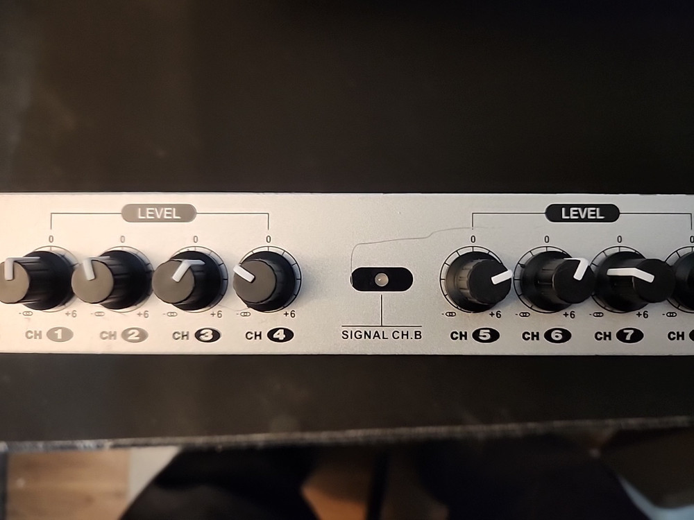 Nady System Stereo Signal Distributor SD-2418