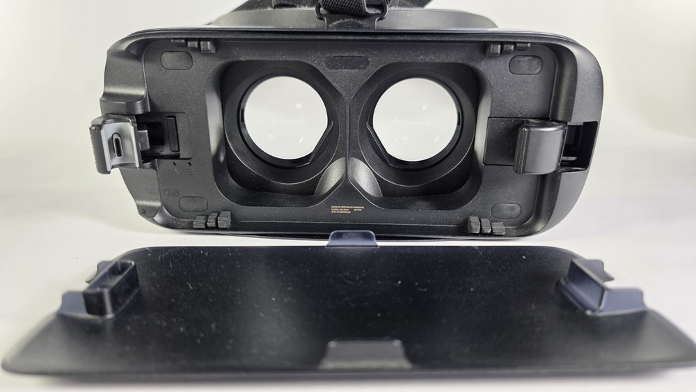 Samsung Gear VR with Controller SM-R324 Black