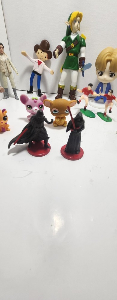 Random Minifigures 17 Pieces
