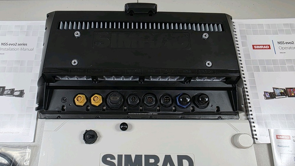 Simrad NSS 16evo2 Chartplotter- Fishfinder / Excellent Condition / Complete Set