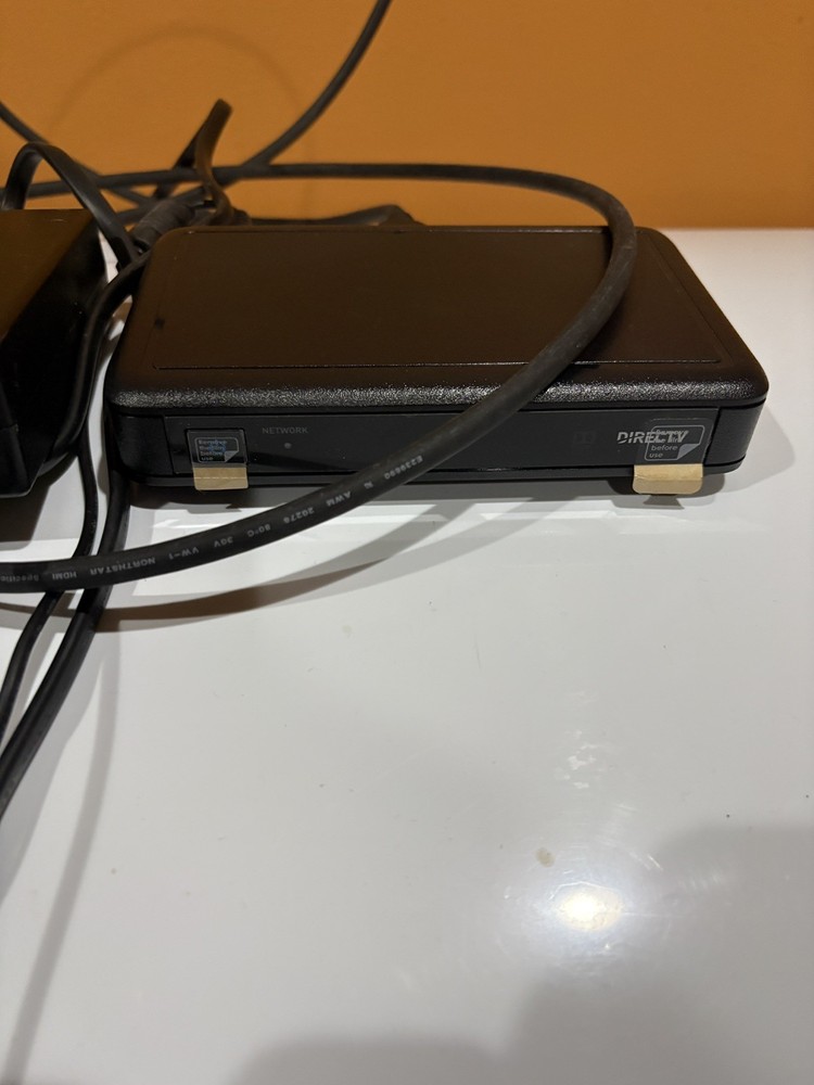 DIRECTV Genie Mini Wireless with AC Adapter C61 - 500 Powers on