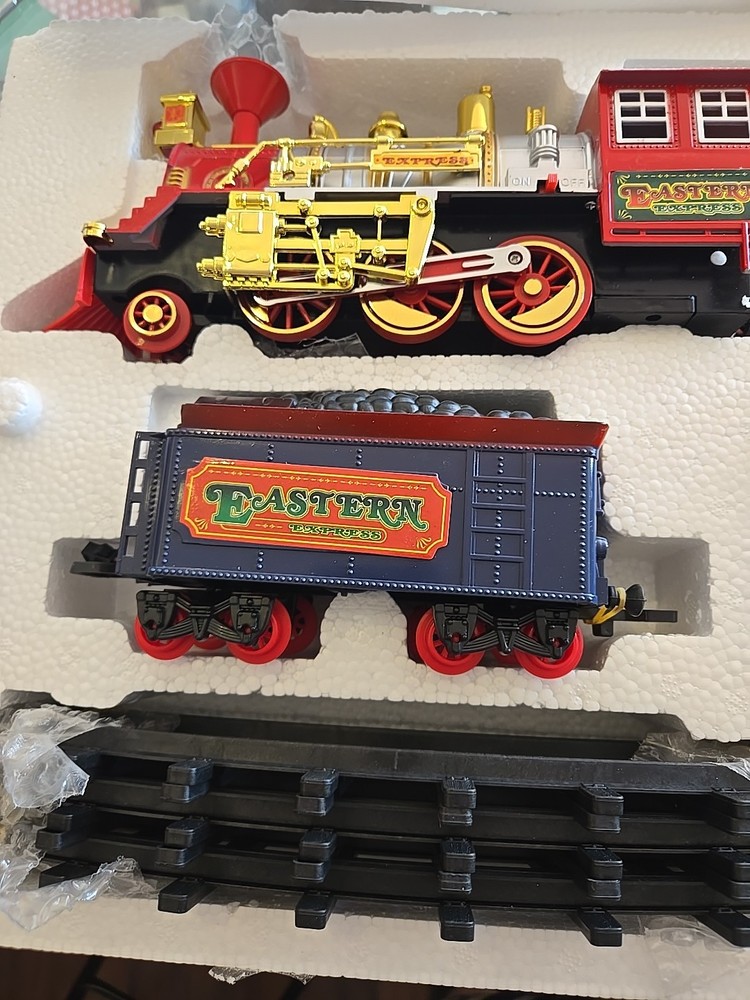 TRADITIONAL EASTERN EXPRESS BATTERY OPERATED MODEL TRAIN & TRACKS SET