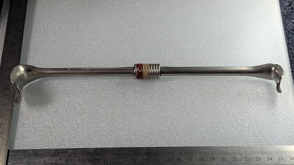 V Mueller Double-Ended Retractor  SUJ490