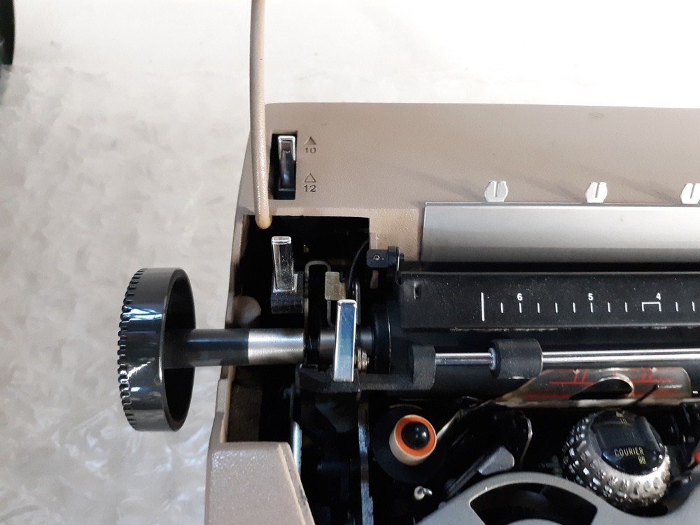 IBM Correcting Selectric III Typewriter *FOR PARTS*