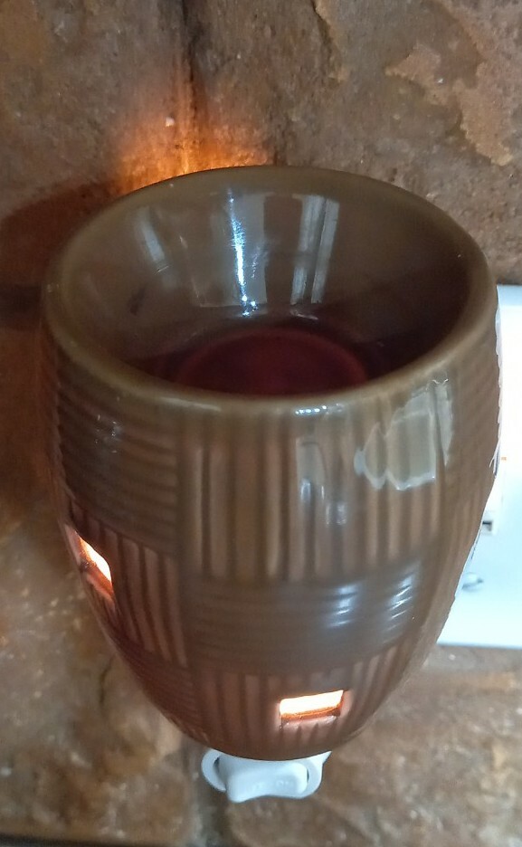 Scentsy Plug-In Warmer, Brown Weave, w/light bulb Pre-owned