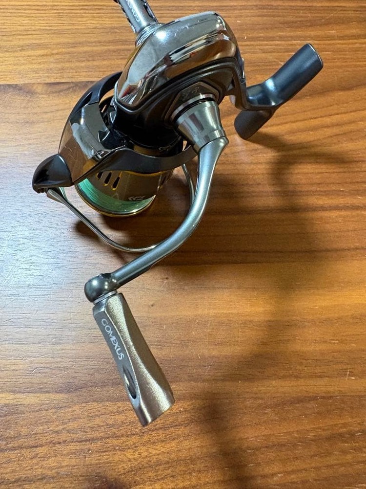 Daiwa 23 Airity PC LT 2500-H Gomexus Handle