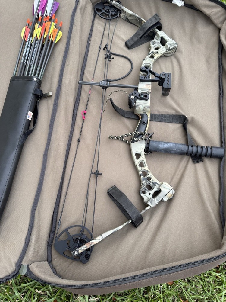 Bowtech Diamond Razor Edge Compound Bow - 60 Pounds RH. With Soft Case +