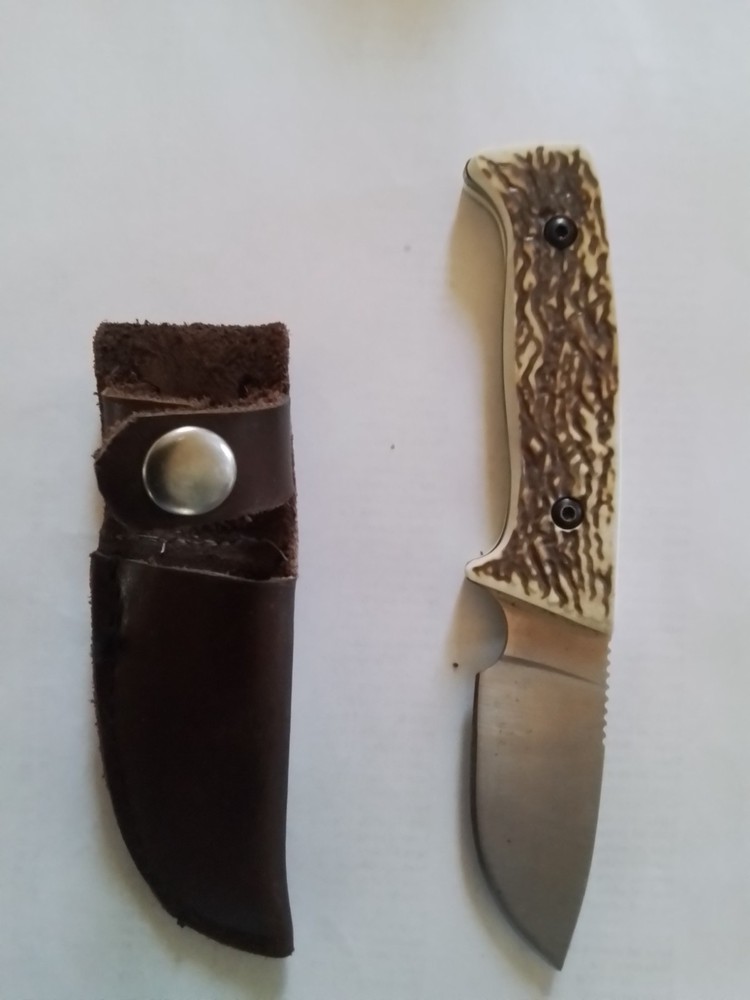 Mossy Oak 7" knife with Leather Sheath