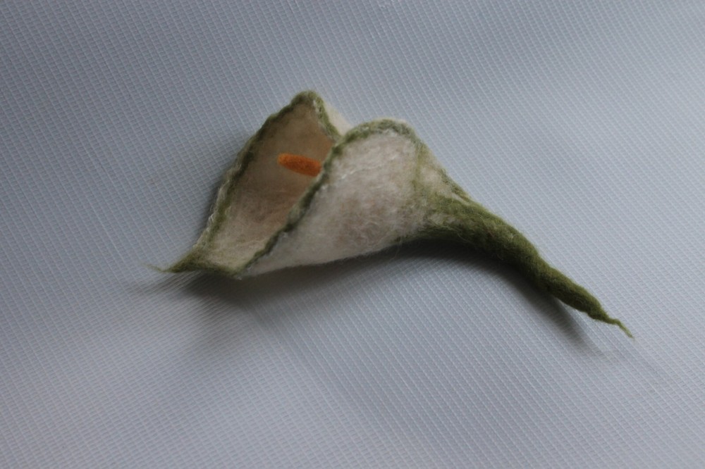 Brooch flower white calla / wool / pin / Handmade