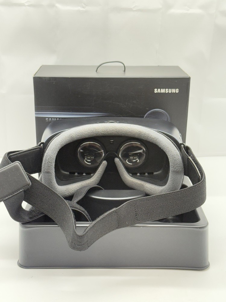 SAMSUNG GEAR VR POWERED BY OCULUS (2017 EDITION) [CONTROLLER NOT INCLUDED]