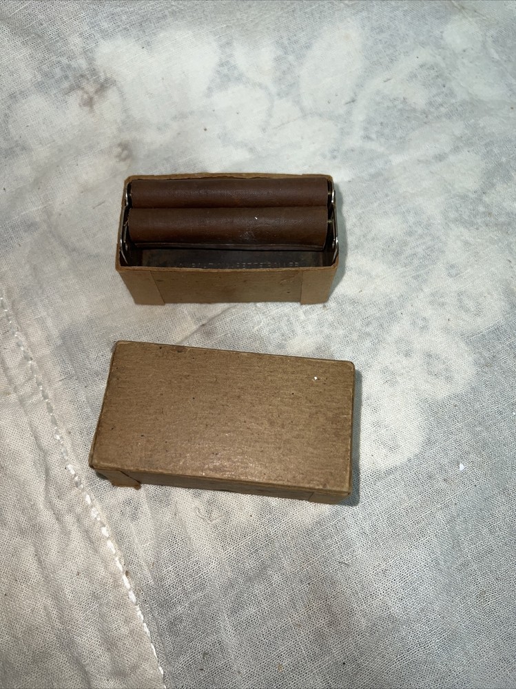 VINTAGE SHOWBOAT CIGARETTE ROLLER /BOX/PAPERS