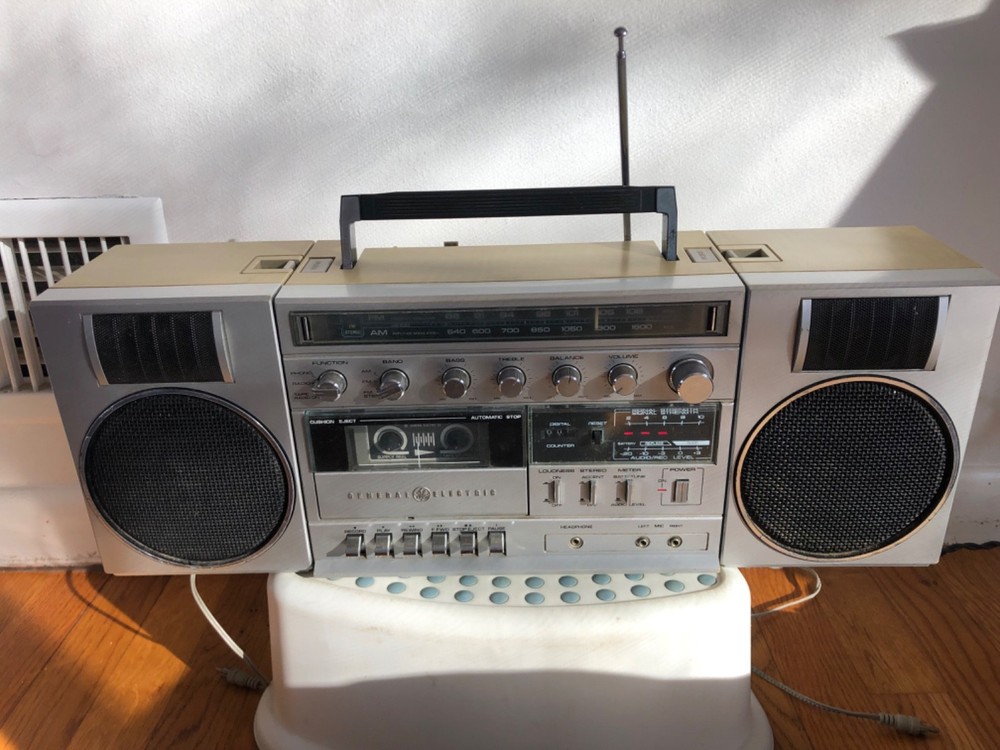 General electric boombox with original box & papers