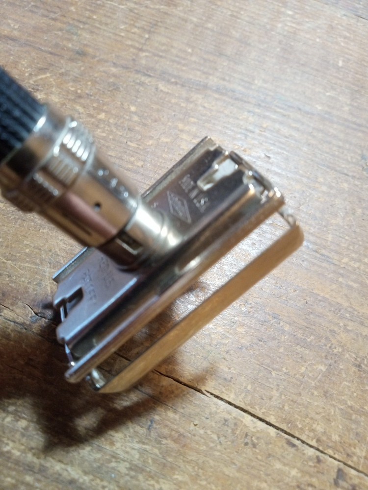 VINTAGE GILLETTE BLACK HANDLE SLIM ADJUSTABLE DATE CODE S-1 GOOD CONDITION 1972