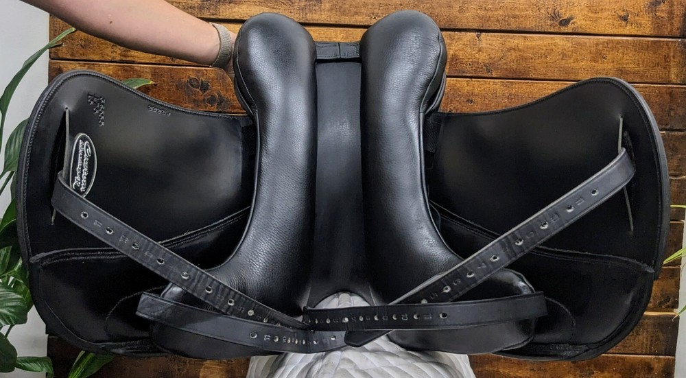 17.5" Custom Saddlery Advantage R (2022) *ON TRIAL*
