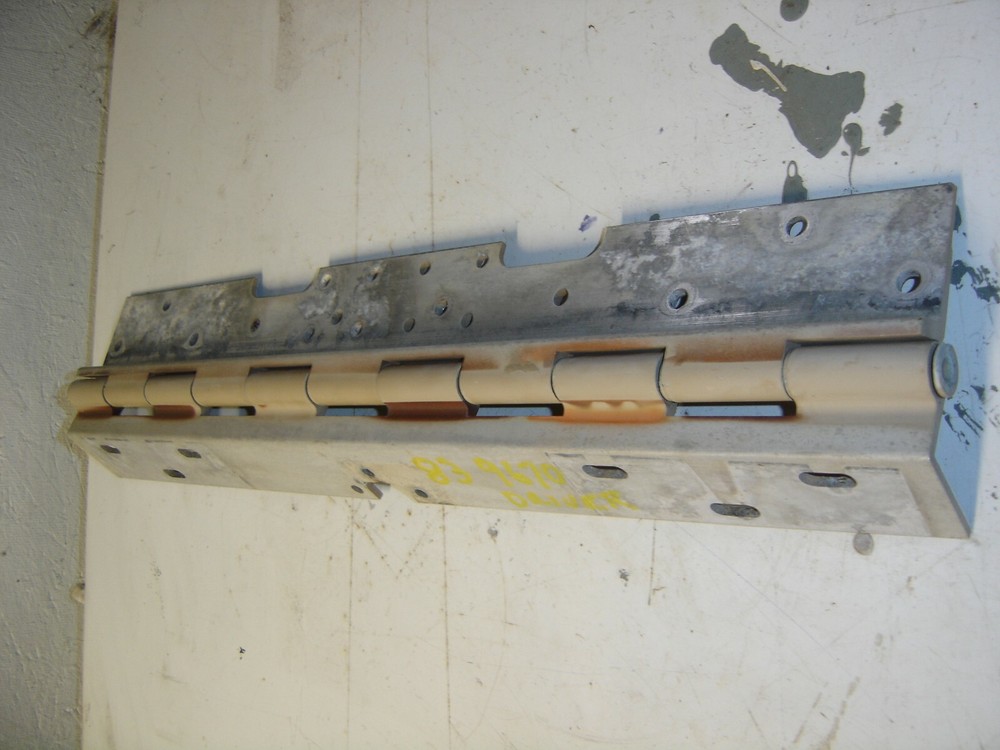 1983 INTERNATIONAL 9670 DRIVER SIDE DOOR HINGE