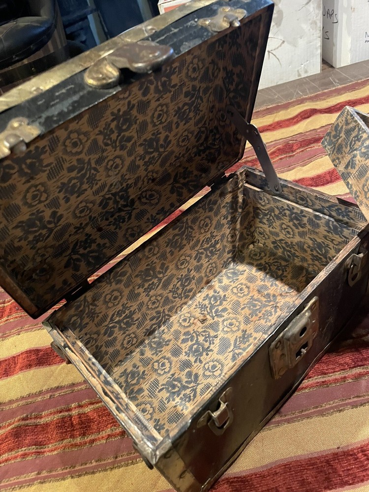 Steamer Trunk Salesman Sample/Doll Trunk